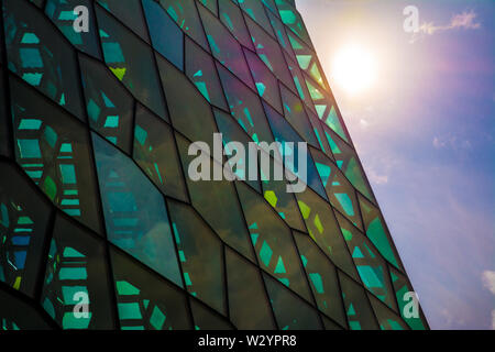 Reykjavik, Island, Juli 2019: Architektur close-up und Detail der Fenster aus Glas, Design der Harpa Konzert- und Konferenzzentrum mit dem Su Stockfoto