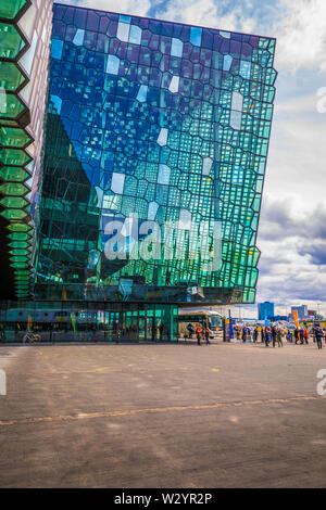 Reykjavik, Island, Juli 2019: Menschen vor der Harpa Concert Hall, vertikal Stockfoto