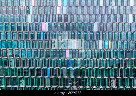 Reykjavik, Island, Juli 2019: Ansicht vorne Architektur close-up und Detail der Fenster aus Glas, Design der Harpa Konzert- und Konferenzzentrum Stockfoto