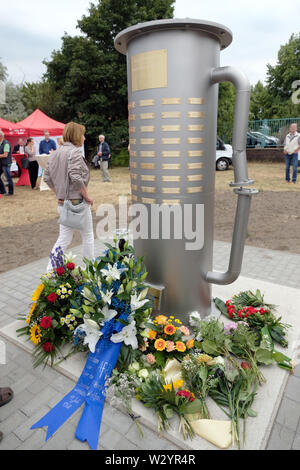 Bitterfeld Wolfen, Deutschland. 11. Juli, 2019. Eine Stele erinnert an die Opfer der Chemieunfall am 11.07.1968. Eine Stele erinnert an die Opfer der Chemieunfall am 11.07.1968. 40 Personen zu dieser Zeit starb, mehr als 240 wurden verletzt. Credit: Sebastian Willnow/dpa-Zentralbild/ZB/dpa/Alamy leben Nachrichten Stockfoto