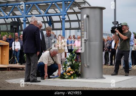 Bitterfeld Wolfen, Deutschland. 11. Juli, 2019. Die Teilnehmer der Gedenkfeier statt Blumen an ein Monument in der Chemischen Park. Eine Stele erinnert an die Opfer der chemischen Unfall vom 11.07.1968, bei der 40 Menschen starben und mehr als 240 wurden verletzt. Credit: Sebastian Willnow/dpa-Zentralbild/ZB/dpa/Alamy leben Nachrichten Stockfoto