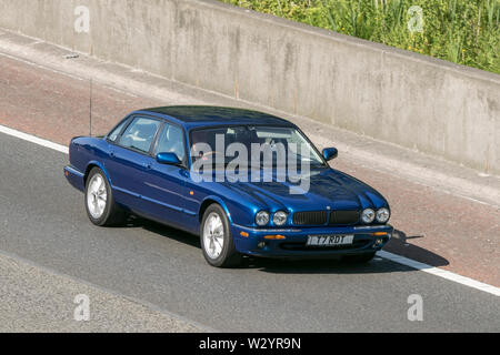 1999 Jaguar XJ Sport V8 Auto; Vintage classic restaurierte Fahrzeuge Fahrzeuge fahren auf Autobahn M6 an der Leighton Hall Car Show in Carnforth, Lancaster, Stockfoto