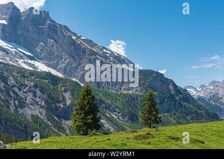 Landschaft zwischen Oeschinensee Bergstation Oeschinensee See, Kandersteg, Berner Oberland, Kanton Bern, Schweiz, Europa Stockfoto