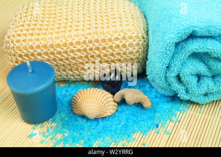 Spa in blauer Farbe zu beruhigen. Wellness Therapie mit Meersalz, Shell und Kerze Stockfoto