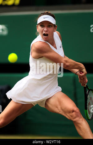 Wimbledon, UK. 11. Juli, 2019. Simona Halep bei ihrem Sieg über Elina Svitolina in der Frauen Halbfinale in Wimbledon heute. Quelle: Adam Stoltman/Alamy leben Nachrichten Stockfoto