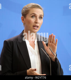 Berlin, Deutschland. 11. Juli, 2019. Der dänische Premierminister Mette Frederiksen beantwortet Fragen von Journalisten während einer Pressekonferenz im Bundeskanzleramt. Quelle: Wolfgang Kumm/dpa/Alamy leben Nachrichten Stockfoto