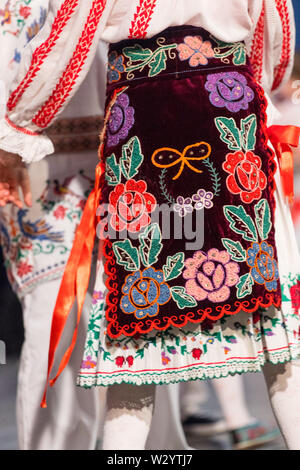 Detail der traditionelle folkloristische Kostüm der Rumänischen Tänzer ein Volkstanz. Folklore aus Rumänien Stockfoto