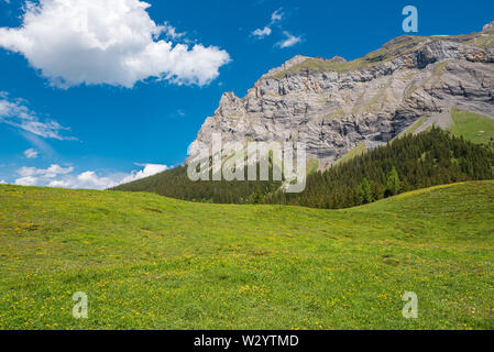 Landschaft zwischen Oeschinensee Bergstation Oeschinensee See, Kandersteg, Berner Oberland, Kanton Bern, Schweiz, Europa Stockfoto