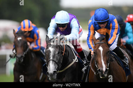 Visinari geritten von Jockey Frankie Dettori (hellblau) coming home Der Tattersalls Juli Einsätze während des Tages eine der Moet und Chandon Juli Festival 2019 in Newmarket Racecourse zu gewinnen. Stockfoto