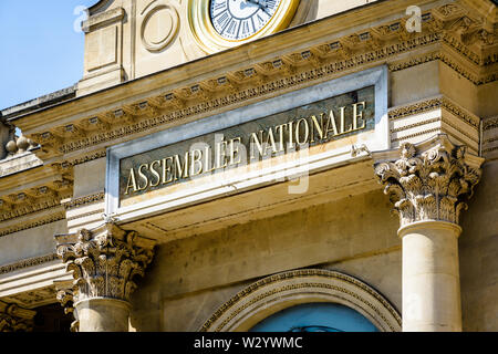 Nahaufnahme des Goldenen Schild "Assemblee Nationale' auf dem Giebel des Palais Bourbon, Sitz der Französischen Nationalversammlung in Paris, Frankreich. Stockfoto