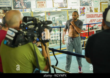 St. Petersburg, Florida, USA. 10. Juli 2019. Keith 'Zeit' Thurman seine abs während einer Presseveranstaltung in seiner Turnhalle in St. Petersburg, Florida am Mittwoch, den 10. Juli 2019. Photo Credit: Marty Jean-Louis Credit: Marty Jean-Louis/Alamy leben Nachrichten Stockfoto