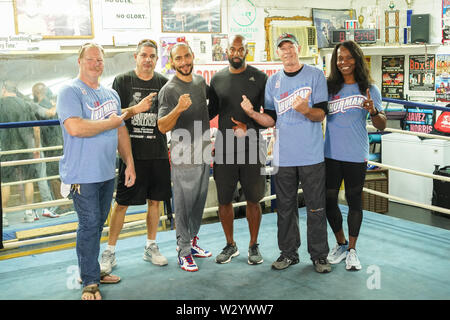 St. Petersburg, Florida, USA. 10. Juli 2019. Boxer Keith Thurman (3. von links) zusammen mit seinem Team für Bild stellen eine Woche vor seinem Kampf mit Manny Pacquiao an seiner Turnhalle in St. Petersburg, Florida am Mittwoch, den 10. Juli 2019. Photo Credit: Marty Jean-Louis Credit: Marty Jean-Louis/Alamy leben Nachrichten Stockfoto