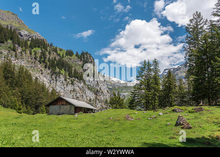 Berghütte auf dem Restaurant zur Sennhuette am Oeschinensee See, Kandersteg, Berner Oberland, Kanton Bern, Schweiz, Europa Stockfoto