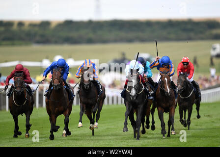 Visinari geritten von Jockey Frankie Dettori (hellblau) coming home Der Tattersalls Juli Einsätze während des Tages eine der Moet und Chandon Juli Festival 2019 in Newmarket Racecourse zu gewinnen. Stockfoto