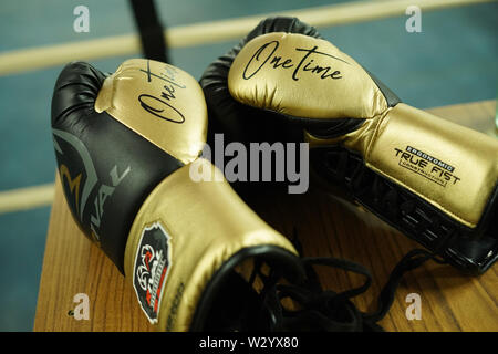 St. Petersburg, Florida, USA. 10. Juli 2019. Offizielle Handschuhe Boxer Keith's Thurman während einer Presseveranstaltung im seiner Turnhalle in St. Petersburg, Florida am Mittwoch Mai 10, 2019 gezeigt. Photo Credit: Marty Jean-Louis Credit: Marty Jean-Louis/Alamy leben Nachrichten Stockfoto