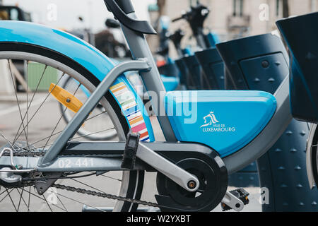 Die Stadt Luxemburg, Luxemburg - 19. Mai 2019: Veloh electric Pedal-unterstützte Leihfahrräder auf einer Straße in der Stadt Luxemburg. Es gibt mehr als 100 dockin Stockfoto