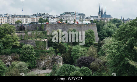 Die Stadt Luxemburg, Luxemburg - 19. Mai 2019: Panoramablick der Stadt Luxemburg über das Grün. Ein Drittel der Fläche der Stadt ist geprägt durch die Bea Stockfoto