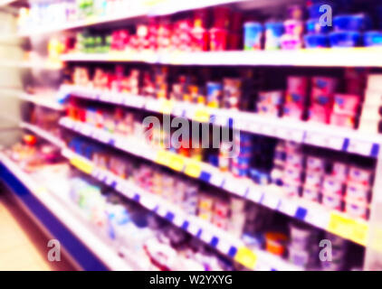 Abstrakte verschwommen Supermarkt store und Kühlschränke in Department Store. Interieur Shopping Mall defokussiertem Hintergrund. Für Lebensmittel. Bokeh Licht zurück Stockfoto