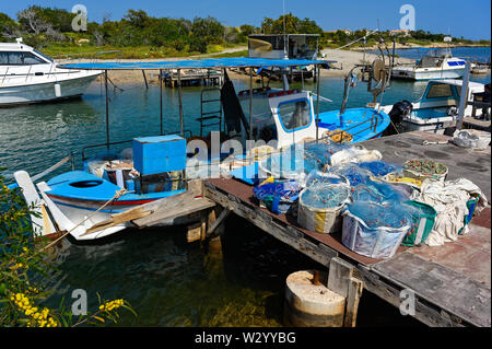 Traditionelle hölzerne Boote und Fischernetze im Hafen von Potamos in Zypern Stockfoto