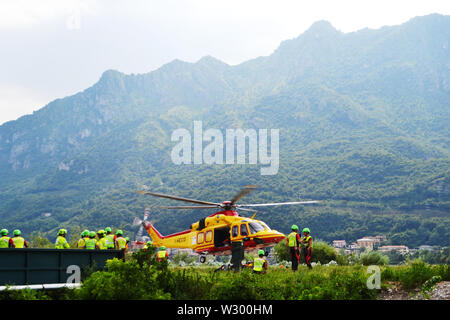 Lecco/Italien - Juli 10, 2019: Mitglieder der Nationalen Alpine Rescue Team von Lecco trainieren in der Rettung mit Hilfe der Hubschrauber Service. Stockfoto