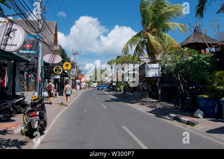 Canggu, Bali, Indonesien - 12. Juni 2019: Street View von Pantai Batu Bolong Straße, bekannt für seine vielen Restaurants und befindet sich in Canggu, Bali, Indon Stockfoto