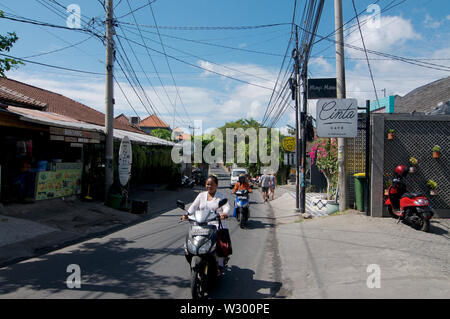 Canggu, Bali, Indonesien - 12. Juni 2019: Street View von Jalan Pantai Beravwa Straße, die berühmteste Straße in Jimbaran mit vielen trendigen Restaurants und Caff Stockfoto