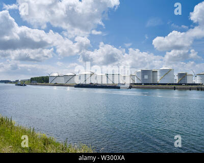 Blick auf die Öltanks im industriellen Bereich entlang dem Caland Kanal in der Nähe von Rotterdam Stockfoto