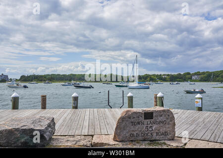 Falmouth, MA - 14. Juni 2019: Boote auf dem Wasser von der Stadt Landung am 55 alte Dock Road gesehen. Stockfoto