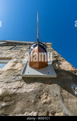 Woods Hole, MA - 14. Juni 2019: Diese Replik des Charles W. Morgan Walfang Schiff ragt der Marine das Biologische Labor Kerze Haus gebaut in 183 Stockfoto