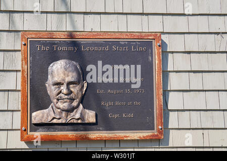 Woods Hole, MA - 14. Juni 2019: Dieses Zeichen bei der Capt Kidd Restaurant markiert den Start Leitung für den Gründer Tommy Leonard, der jährlichen 7 Meile genannt Stockfoto