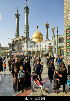 Qom, Iran. 10 Nov, 2017. Das Heiligtum der Fatemeh al-Masumehs, die Schwester von der Achte Imam, in der Stadt Qom im Iran mit seiner goldenen Kuppel ist ein wichtiger Wallfahrtsort, aufgenommen am 10.11.2017. Mindestgebühr 20,- Euro Grundgebühr EUR 20, 00 Quelle: Thomas Schulze/dpa-Zentralbild/ZB/dpa/Alamy leben Nachrichten Stockfoto