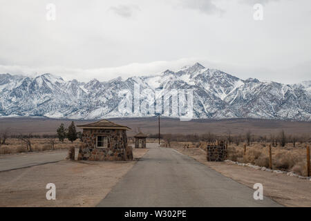 Sentry post und Eingang des Manazar interment Camp. Stockfoto