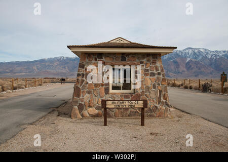 Sentry post und Eingang des Manazar interment Camp. Stockfoto