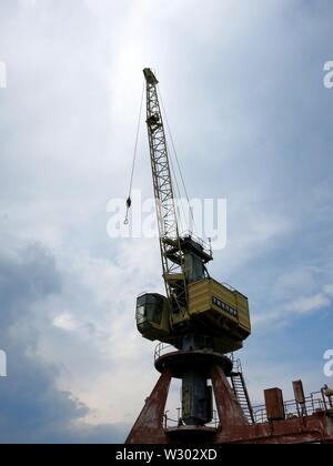 Alte Takraf Kran im Hafen von Heraklion, Kreta, Griechenland. Stockfoto