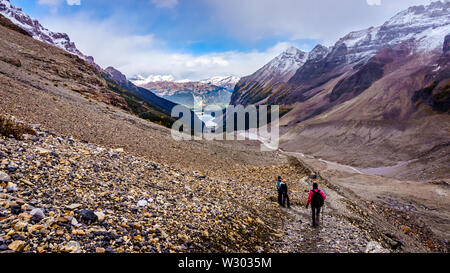 Senioren Wandern der Moränen der Victoria Glacier aus der Ebene von sechs Gletscher Tea House zu den sechs Gletscher am Lake Louise, Banff National Park Stockfoto