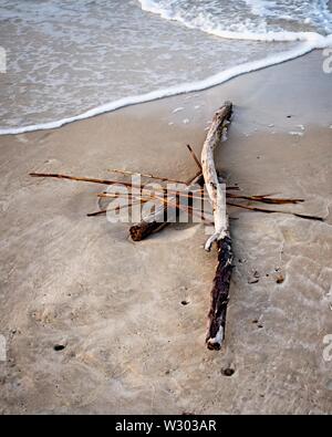 Gulf Shores, AL USA - 05/08/2019 - Driftwood am Sandstrand Stockfoto