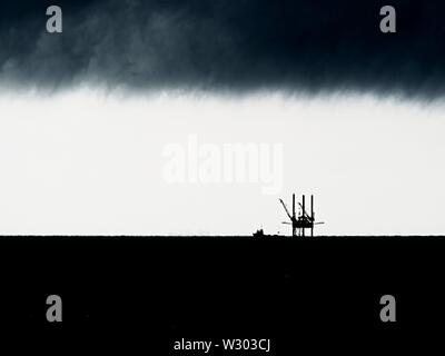 Gulf Shores, AL USA - 05/09/2019 - Öl Plattform mit Gewitterwolken 2 Stockfoto