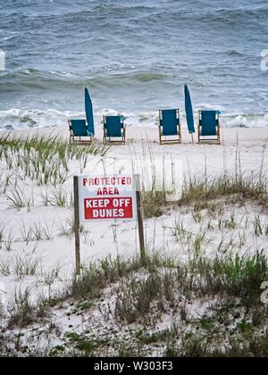 Gulf Shores, AL USA - 05/09/2019 - Geschützter Bereich und Liegen Stockfoto