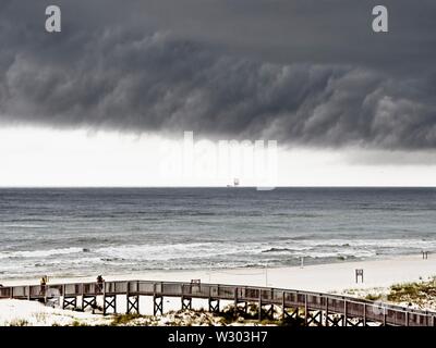 Gulf Shores, AL USA - 05/09/2019 - stürmischen Himmel über dem Golf von Mexiko 1. Stockfoto