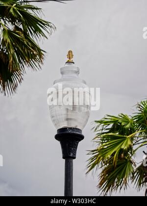 Gulf Shores, AL USA - 05/08/2019 - Street Lamp mit Palmen Stockfoto