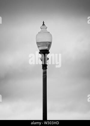 Gulf Shores, AL USA - 05/11/2019 - Street Lamp mit stürmischen Himmel Stockfoto