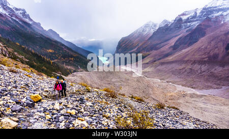 Senioren Wandern der Moränen der Victoria Glacier aus der Ebene von sechs Gletscher Tea House zu den sechs Gletscher am Lake Louise, Banff National Park Stockfoto