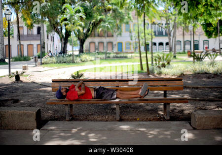 28. Januar 2018, Brasilien, Paraty: Ein Mann schläft auf einer Bank in der Altstadt von Paraty. Foto: Britta Pedersen/dpa-Zentralbild/ZB Stockfoto