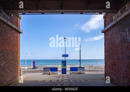 Anzeigen, die vom Stadtzentrum, gegenüber dem ehemaligen Standort der Victoria Pier in Colwyn Bay Conwy Wales UK Stockfoto