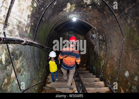 Die sawahlunto Ombilin Coal Mining Heritage, in den 1890er Jahren gebaut. 6. Juli, 2019. Touristen besuchen die Ombilin Coal mining Heritage in Sawahlunto, West Sumatra, Indonesien, 11. Juli 2019. Die Ombilin Coal Mining Heritage, in den 1890er Jahren erbaut, wurde zum Weltkulturerbe der UNESCO am 6. Juli 2019 aufgeführt. Credit: Du Yu/Xinhua/Alamy leben Nachrichten Stockfoto