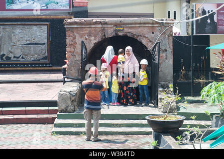 Die sawahlunto Ombilin Coal Mining Heritage, in den 1890er Jahren gebaut. 6. Juli, 2019. Touristen besuchen die Ombilin Coal mining Heritage in Sawahlunto, West Sumatra, Indonesien, 11. Juli 2019. Die Ombilin Coal Mining Heritage, in den 1890er Jahren erbaut, wurde zum Weltkulturerbe der UNESCO am 6. Juli 2019 aufgeführt. Credit: Du Yu/Xinhua/Alamy leben Nachrichten Stockfoto