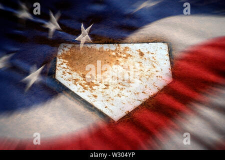 Baseball Home Plate Base in kräftigen frischen Schmutz Stockfoto