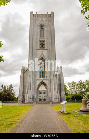 Island, Reykjavik, Juli 2019: die Kathedrale von Christus dem König oder auf Isländisch: Landakotskirkja, formal Basilika Krists konungs (die Basilika von Christus Stockfoto