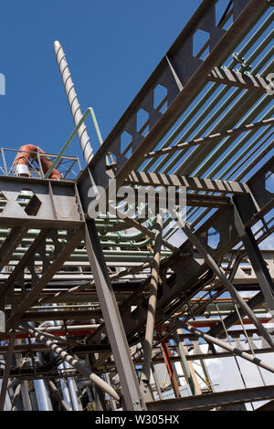 Bergbau, Verwaltung und Transport von Titanmineralsanden. Abstrakte Ansicht der Gantry zum Teil des Baus einer neuen Verarbeitungsanlage. Stockfoto