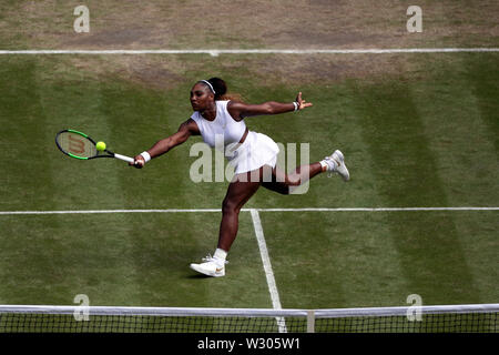 Wimbledon, UK. 11. Juli, 2019. Serena Williams bei ihrem Sieg über Barbora Strycova bei den Frauen Halbfinale in Wimbledon heute. Quelle: Adam Stoltman/Alamy leben Nachrichten Stockfoto